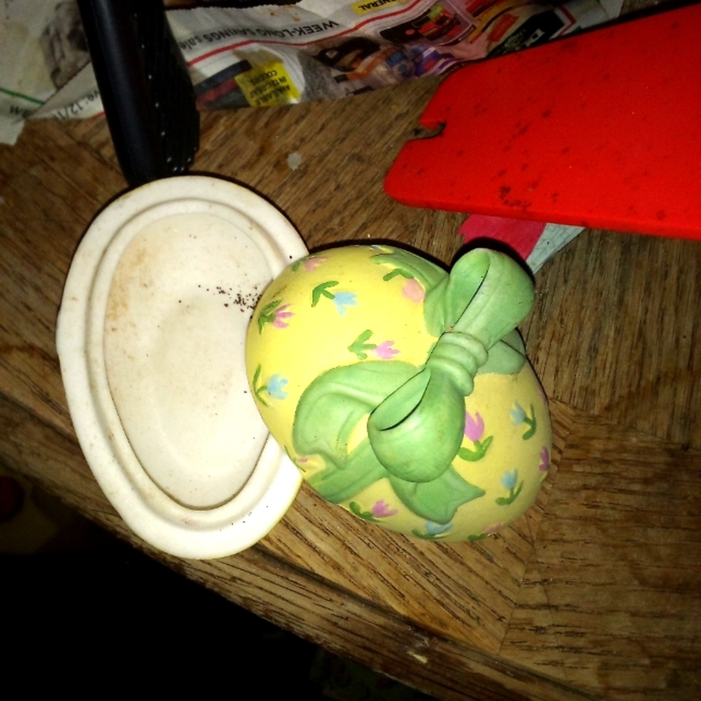 Porciline egg jewelry container /handbag 1930z gurl